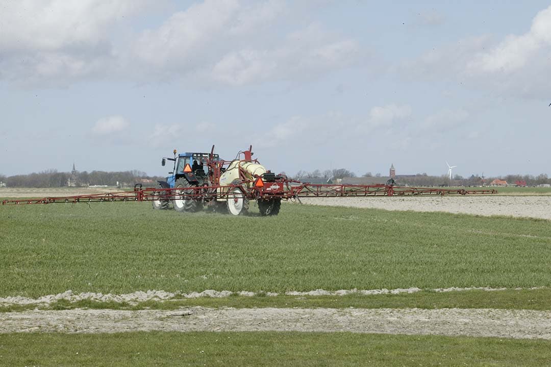 Bespuiting van wintertarwe in de herfst. Een luisbestrijding voor een nieuwe generatie gaat vliegen voorkomt verspreiding van het gerstevergelingsvirus. - Foto: Henk Riswick