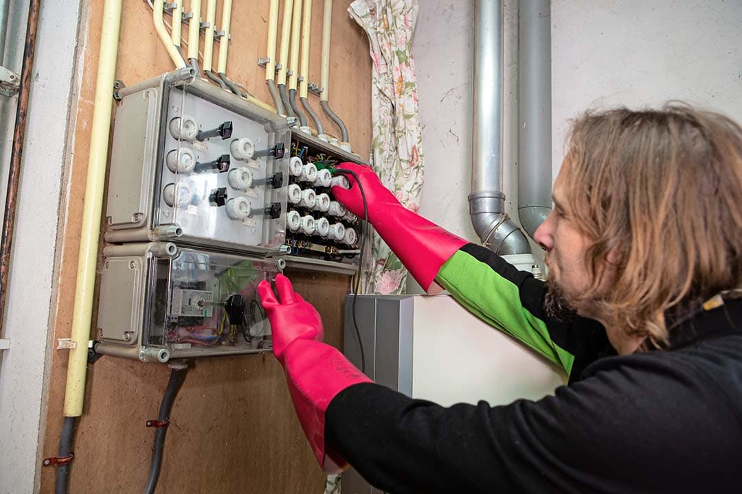 De temperatuurontwikkeling in de meterkast kan een indicator zijn dat er risico’s op brand zijn. Een project waarin met sensoren de temperatuur continue wordt gemeten, gaf niet de gewenste oplossing. - Foto: Peter Roek
