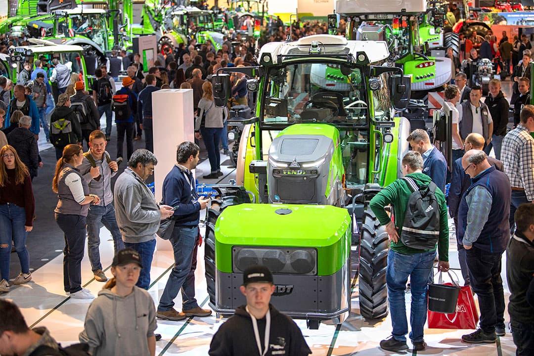 Fendt verrast met het tonen van deze volledig elektrische E107 met de wielen op een normale spoorbreedte. De trekker is een afgeleide van de onlangs getoonde e107V-smalspoorversie. - Foto's: Mark Pasveer