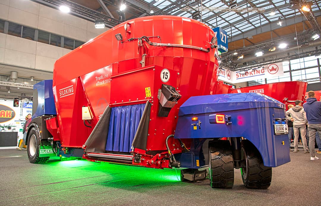 De Duitse voermengwagenfabrikant Siloking heeft al langer een elektrische versie van een voermengwagen, maar toonde nu op de beurs een hele serie bestaande uit 4 modellen met een inhoud van 12 tot 20 kuub. De 12-kuubse versie heeft 1 mengvijzel, de rest twee. De zogenoemde eTruck 2012 heeft geen laadfrees enis  dus enkel een zelfrijdende mengkuip. De accu’s zijn van het type lithium-ijzerfosfaatcellen. Er kan tot 80 kW aan vermogen op één mengvijzel gezet worden. Volgens Siloking zou accu 3000 tot 5000 laadcycli mee moeten kunnen gaan. De rijsnelheid is 0 tot 15 km/u.