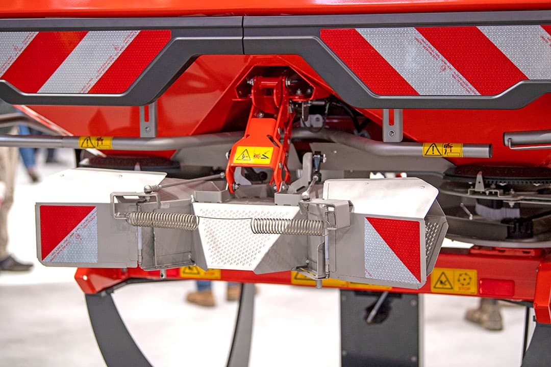 Met deze nieuwe GSE Pro kantstrooiplaat van Rauch voor de Axis 30.2 en 50.2 kun je het strooibeeld bij kantafstrooien nog scherper begrenzen. Dat gaat met een extra lange geleideplaat met aan de voorzijde een aantal metalen geleiders met een groot aantal kleine noppen. Deze noppen moeten een deel van energie uit de vliegende kunstmestkorrels wegnemen.