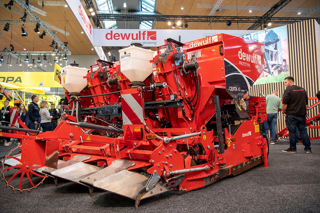 Dewulf toont de Certa 40 Integral all-in-one pootmachine en zet volgend jaar de eerste nulserie in. Kenmerkend: pootgoedbunker (3 of 3,5 ton) dicht op de trekker en voorzien van vier weegcellen, pootbuizen aan de achterzijde, vergelijkbaar met het Baselier concept. De pootbuizen zijn met hendel snel ruimer of nauwer te zetten, afhankelijk van poter grofte.