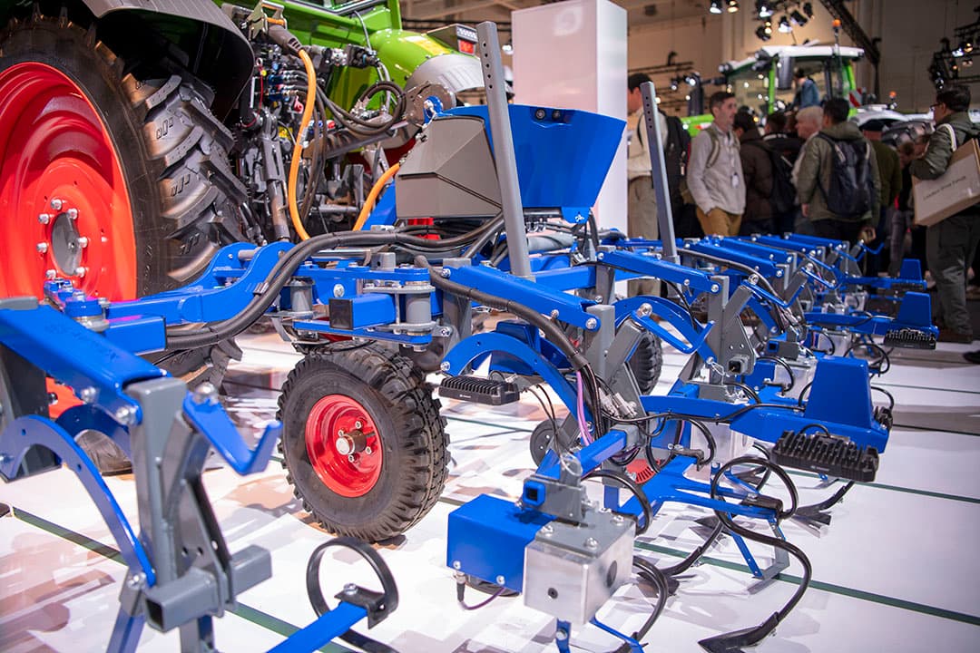 Achter de elektrische Fendt e107 Vario hangt deze zes meter brede schoffel. Op elk schoffelelement staat de naam ‘Lauwen’. De drijvende kracht achter de Lauwen-schoffel is Eerke Lauwen. Net afgestudeerd bij Wageningen Universiteit, startte hij aan een opdracht bij Fendt voor de ontwikkeling van deze zogenoemde E-Vario-Weeder. Zijn eerste machine is nu klaar én won op de beurs de DLG Agri-Future-Concept award.