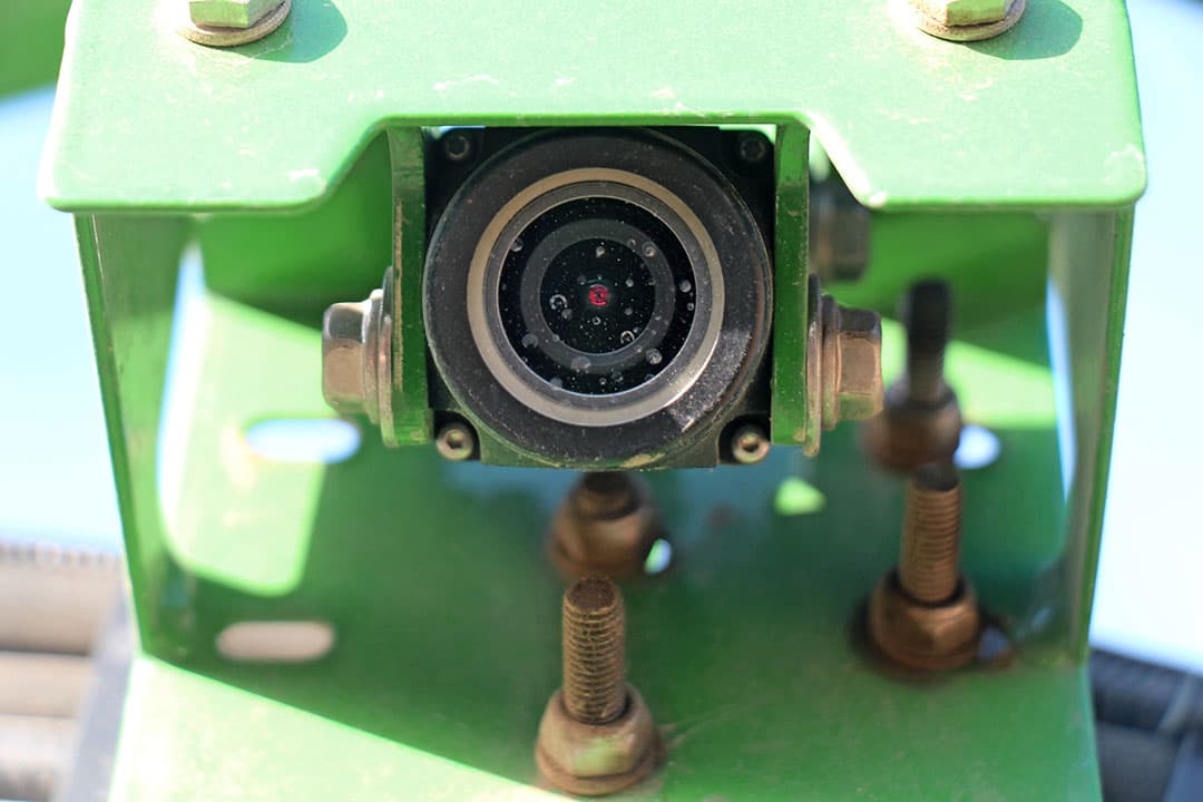 John Deere doet nog wat geheimzinnig over de camera’s van Blue River Technology. Wel wil de fabrikant kwijt dat het visuele kleurencamera’s zijn die 30 frames per seconde vastleggen.