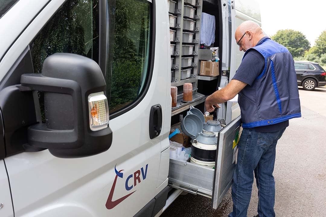 Kunstmatige Inseminator van CRV brengt een bezoek aan een melkveebedrijf. - Foto: Herbert Wiggerman