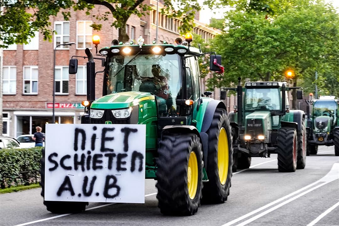 11 juli 2022, trekker met protestbord 'Niet schieten a.u.b.' tijdens boerenprotest in Den Bosch, reactie op het schietincident in Heerenveen. - Foto: ANP