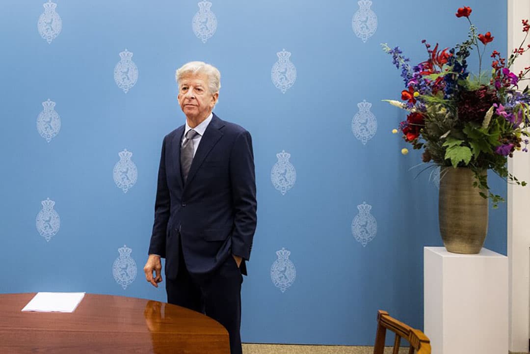 Verkenner Ronald Plasterk met het eindrapport waarin hij de mogelijkheden van een regeringscoalitie beschrijft. - Foto: ANP