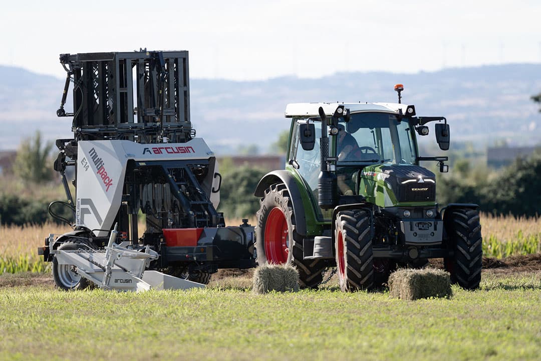 De Spaanse machinefabrikant Arcusin heeft balenwikkelaar Multipack E14 ontwikkeld. De Arcusin-balenwikkelaar beschikt over een nieuw klemsysteem. De machine bundelt kleine en grote balen tot één geheel. - Foto's: Arcusin