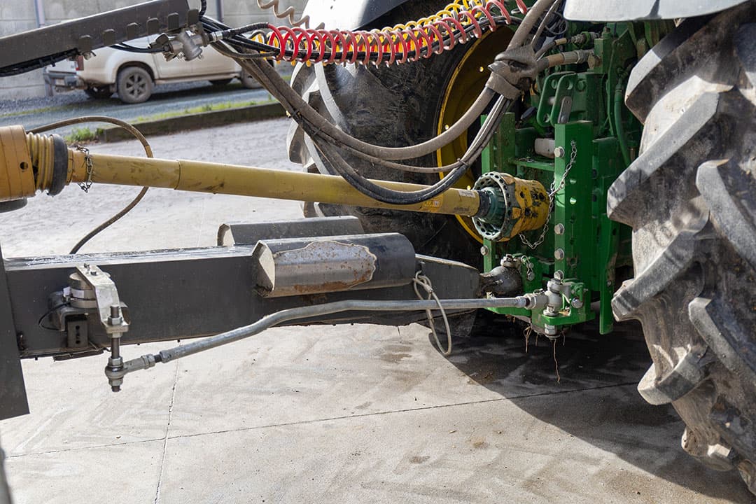 Alle assen van Dezeure aangedreven wagens als kippers en mesttanks zijn voorzien van elektrische sturing. Dit verhoogt volgens de fabrikant de wendbaarheid van de getrokken werktuigen. De stuurstang meet via een potentiometer, oftewel draaiknop, de draaihoek van de trekker ten opzichte van de wagen. - Foto's: Dezeure