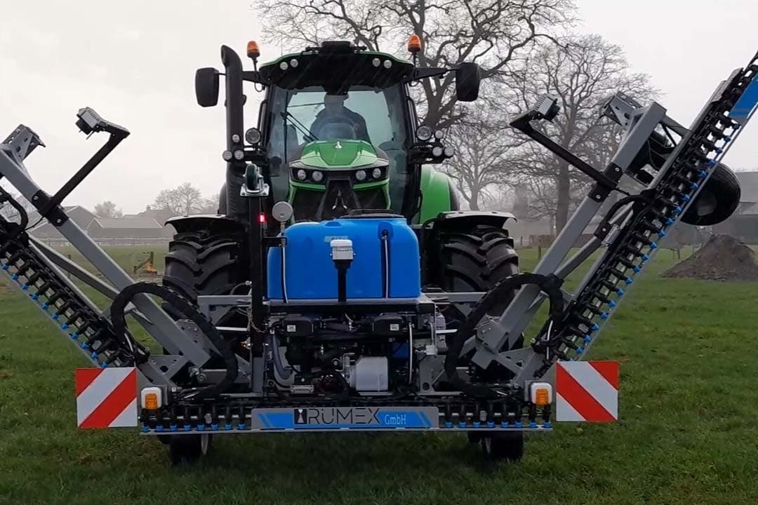 De Rumex-spotsprayer detecteert met cameraherkenning zuring en paardenbloemen en stuurt spuitdoppen aan die specifiek onkruidplanten bespuiten. - Still uit video
