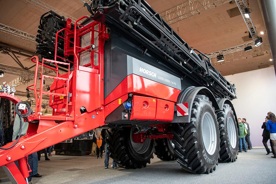 Kunstmeststrooier Horsch Leeb Xeric 14FS is een machine uit de nulserie. Afhankelijk van vlak land of heuvelachtig terrein heb je een trekker van 250 tot 300 pk nodig om de machine te trekken. - Foto's: Mark Pasveer