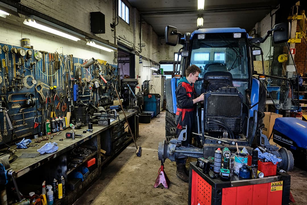 Monteur in de werkplaats. - Foto: DCI Media West
