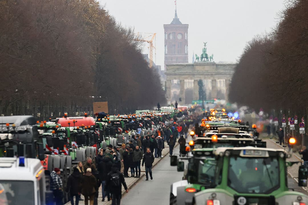 Duitse boeren protesteerden maandag 18 december in Berlijn tegen de bezuinigingen van de Duitse regering. - Foto: Reuters