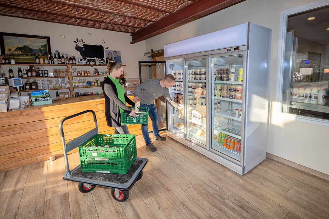 Niek Mangelaars en Birgit Goossens runnen Boerderijwinkel Zuivelhoeve Zwanenburg in Roosendaal. - Foto's: Peter Roek