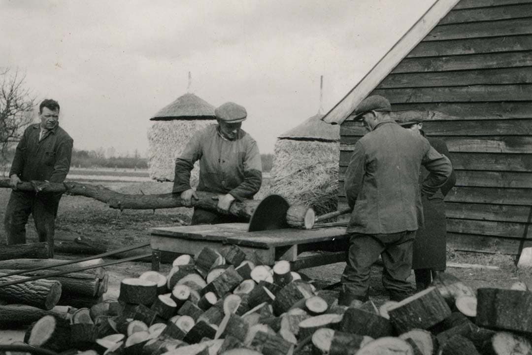 In de oorlog was benzine schaars. Hout was er zat, dat werd verzaagd en met een speciale generator omgezet in houtgas. Het rendement was minder hoog maar het was houtgas of niks. - Foto: Misset