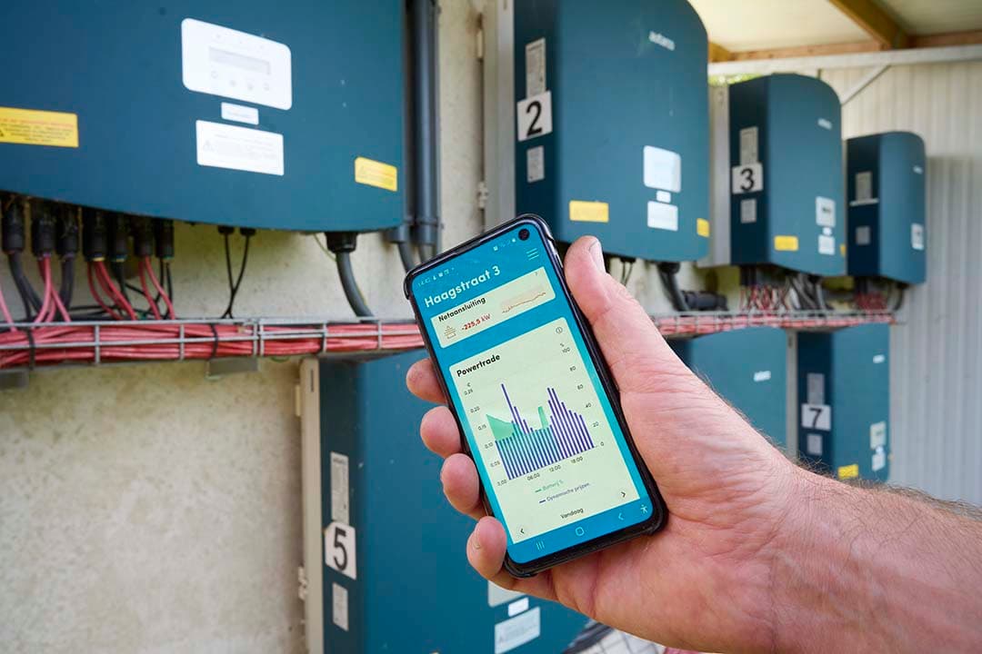 Data verzamelen op een pluimveebedrijf. – Foto: Van Assendelft Fotografie