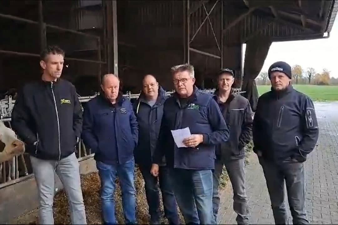 Henry Fox (met papier in de hand) roept samen met collega-boeren op tot het boycotten van provinciale pachtgronden in Overijssel. - Foto: still uit video