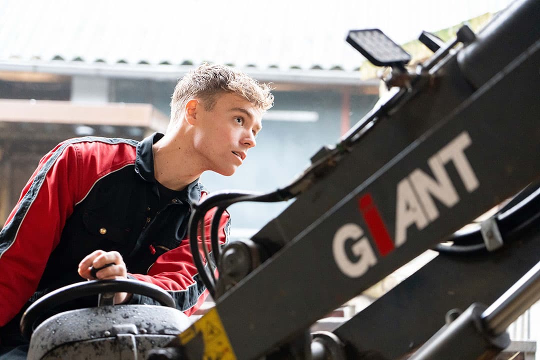 Jesse: "Voeren doe ik graag maar landwerk ook. Al ben ik na drie dagen maaien en kuilen blij dat ik weer van de trekker af kan."