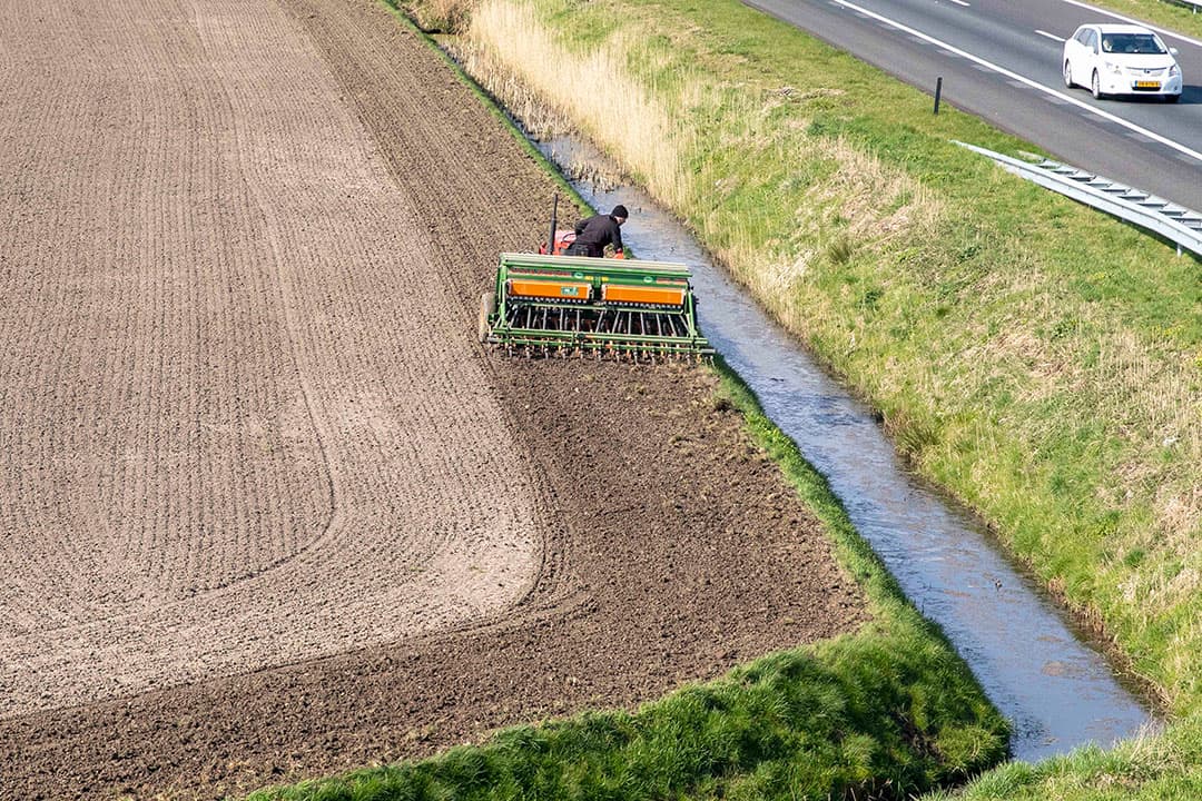 Het inzaaien van een bufferstrook. Een akkerrand kan worden ingezet voor niet-productief areaal. - Foto: Koos van der Spek