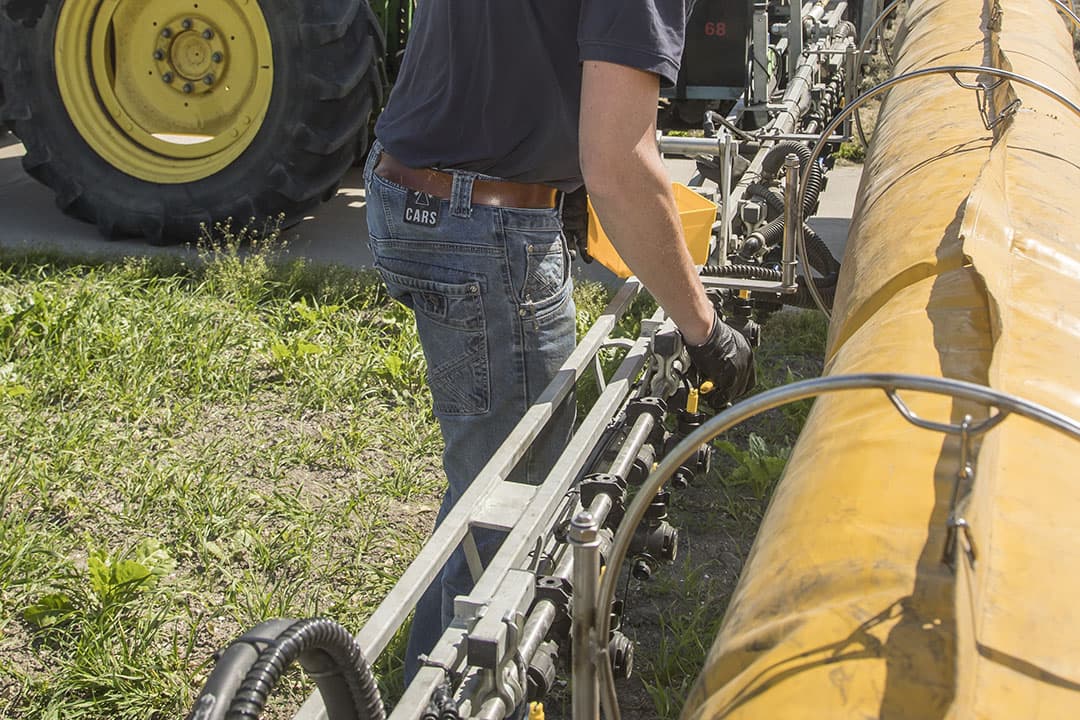 Wet gewasbeschermingsmiddelen en biociden en het Activiteitenbesluit milieubeheer richten zich op de bescherming van mens, dier en milieu. Deze voorschriften omvatten algemene en specifieke toepassingsvoorwaarden voor gewasbeschermingsmiddelen, waaronder het gebruik van driftreducerende spuittechnieken. - Foto: Koos Groenewold