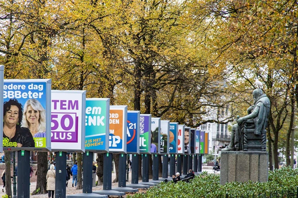 Verkiezingsposters voor de Tweede Kamerverkiezingen van 2023 staan langs de Hofvijver in Den Haag. Landbouw en platteland staan in tegenstelling tot andere jaren in de verkiezingstijd volop in de belangstelling bij politici, media én publiek. - Foto: ANP / Hollandse Hoogte / Sandra Uittenbogaart