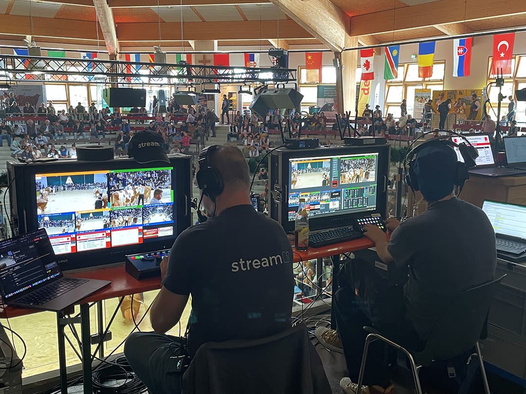 Achter de schermen zorgt een livestream in de hal en op het internet voor connectiviteit. Het draagt bij aan de uitstraling, vergroot de betrokkenheid en dient als promotie voor een wereldwijd publiek.