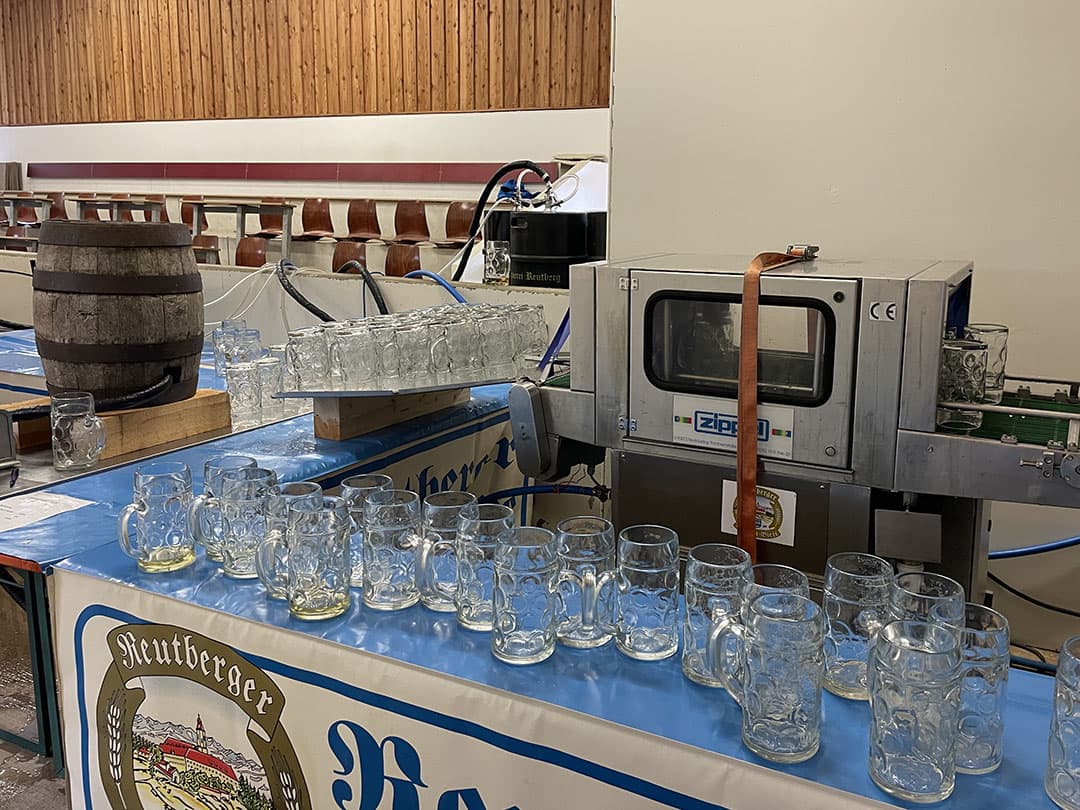 Het kan een cliché zijn, maar het bier na afloop viel in goede aarde. De glazenspoelmachine staat symbool voor de capaciteit en de omzet; ook melkveehouders streven ernaar een goede boterham te verdienen.