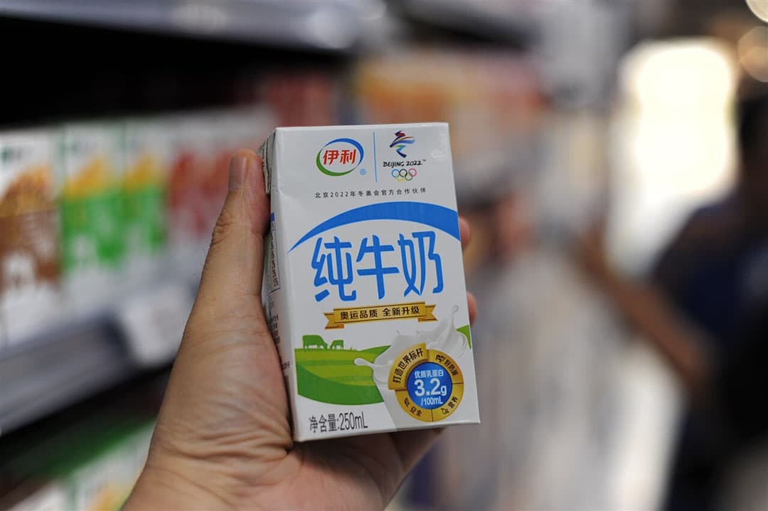 Melk van Yili in een supermarkt in China. Yili staat in de Global Dairy 20 van Rabobank op de vijfde plek. – Foto: ANP