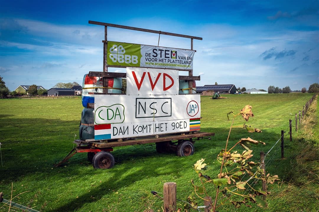 Deze boer geeft met zijn verkiezingsbord in zijn weiland aan welke coalitie zijn voorkeur heeft bij de Tweede Kamerverkiezingen. - Foto: ANP