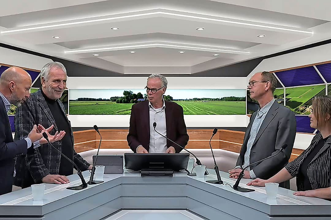 Het Boerderij Verkiezingsdebat met van links naar rechts Tjeerd de Groot (D66), Harm Holman (NSC), gespreksleider Jan Vullings (Boerderij), Cor Pierik (BBB) en Eline Vedder (CDA). – Foto: Misset