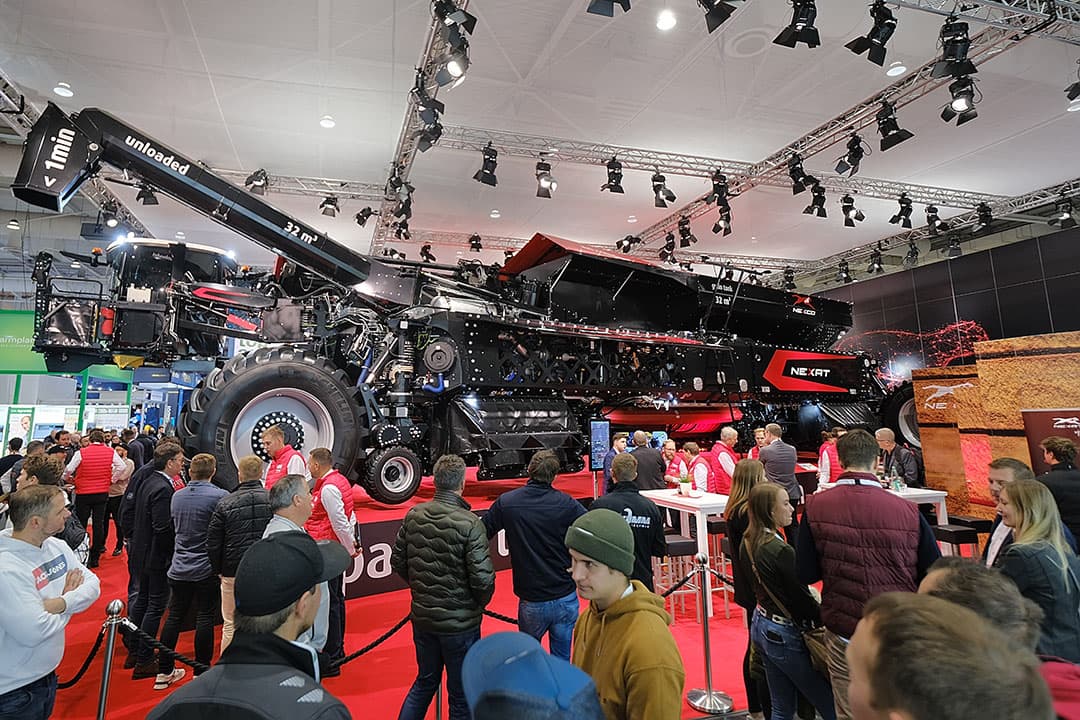 Bezoekers van Agritechnica 2023 bij de stand van machinefabrikant Nexat. Een recordaantal van 470.000 bezoekers bezocht vakdbeurs Agritechnica van 12-18 november in Hannover (D.). Opvallend was de toename van bezoekers uit Midden- en Zuid-Amerika, meldt beursorganisator DLG. - Foto: Hubert Jelinek
