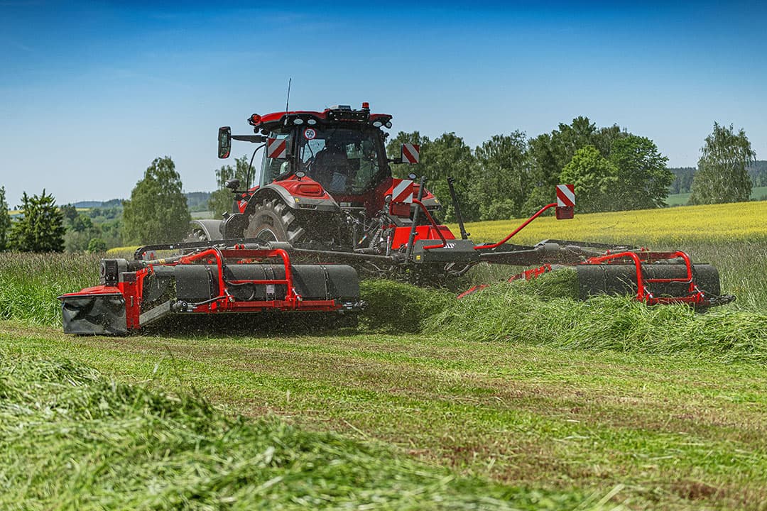 De Sloveense machinefabrikant SIP toont op vakbeurs Agritechnica, van 12-18 november in Hannover (D.), zijn nieuwe triplemaaier met afvoerbanden. De SIP DISC HD 1000 D FS heeft een werkbreedte van 10,20 meter. - Foto's: SIP