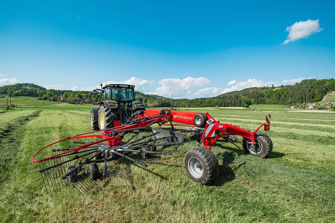 De Sloveense machinefabrikant SIP komt met twee nieuwe zwadharken op de markt. Een ervan is deze nieuwe 9,3 meter brede middenafleg-zwadhark Star R 930