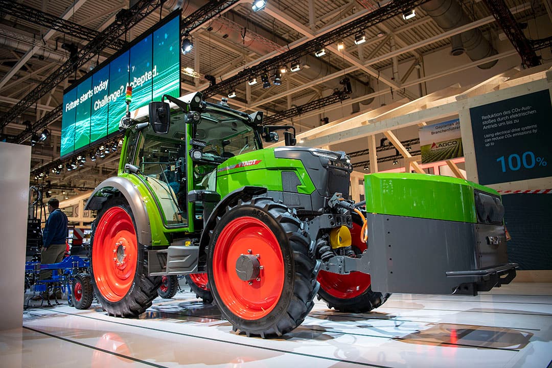 Fendt wint met zijn e107V-smalspoortrekker de TOTY award   Sustainable, de prijs voor duurzaamheid. Op Agritechnica 2023 staat ook al deze breedspoor versie van de e107, met in de fronthef een range-extender die op methanol draait. - Foto: Mark Pasveer