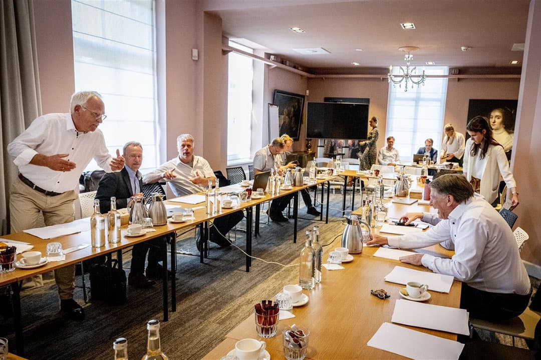 Minister Piet Adema (l) en Sjaak van der Tak (r), voorzitter LTO, in de vergaderzaal voorafgaand aan het overleg over het Landbouwakkoord, medio juni dit jaar. - Foto: ANP
