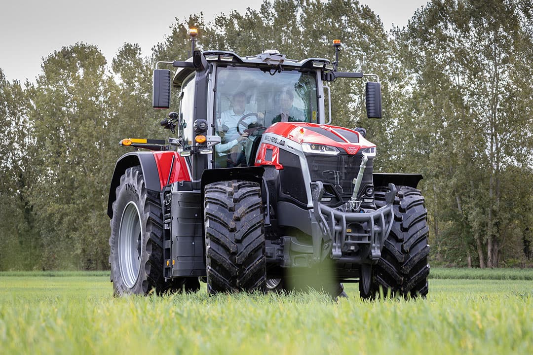 Het is duidelijk dat Massey Ferguson vasthoudt aan de basis van de 8700S-serie. Dat zie je al snel doordat de kenmerkende en oerdegelijke fronthef, die uit één deel bestaat, is gebleven. Maar ook de wielbasis is bijvoorbeeld nog precies hetzelfde. Net als de huidige 8700S is de 9S-serie alleen leverbaar met een traploze transmissie. - Foto's: Bob Karsten