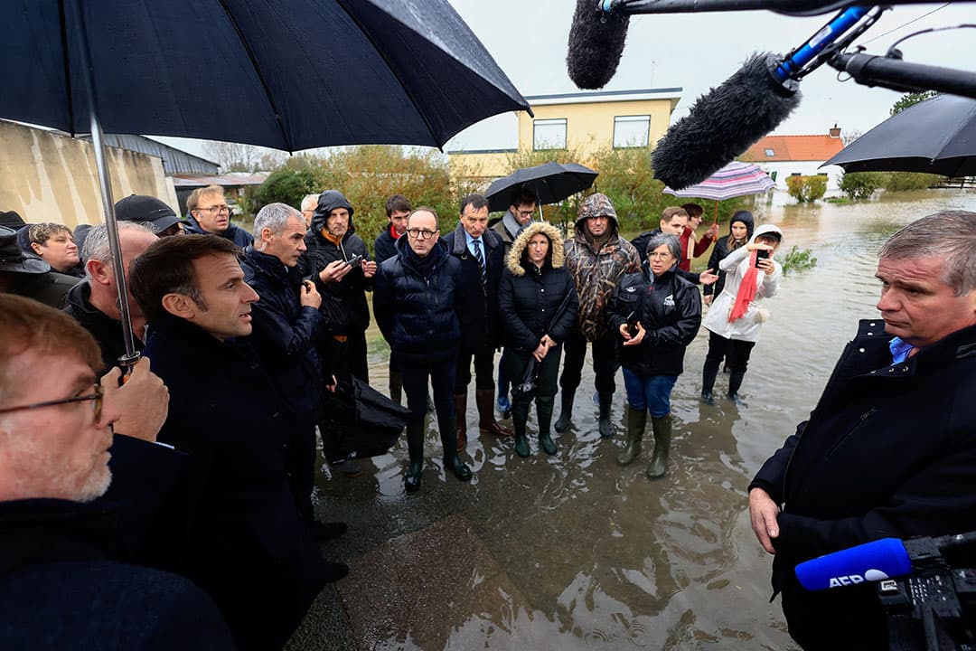 De Franse president Macron bracht 14 november een bezoek aan het getroffen gebied rond Calais. - Foto: Reuters