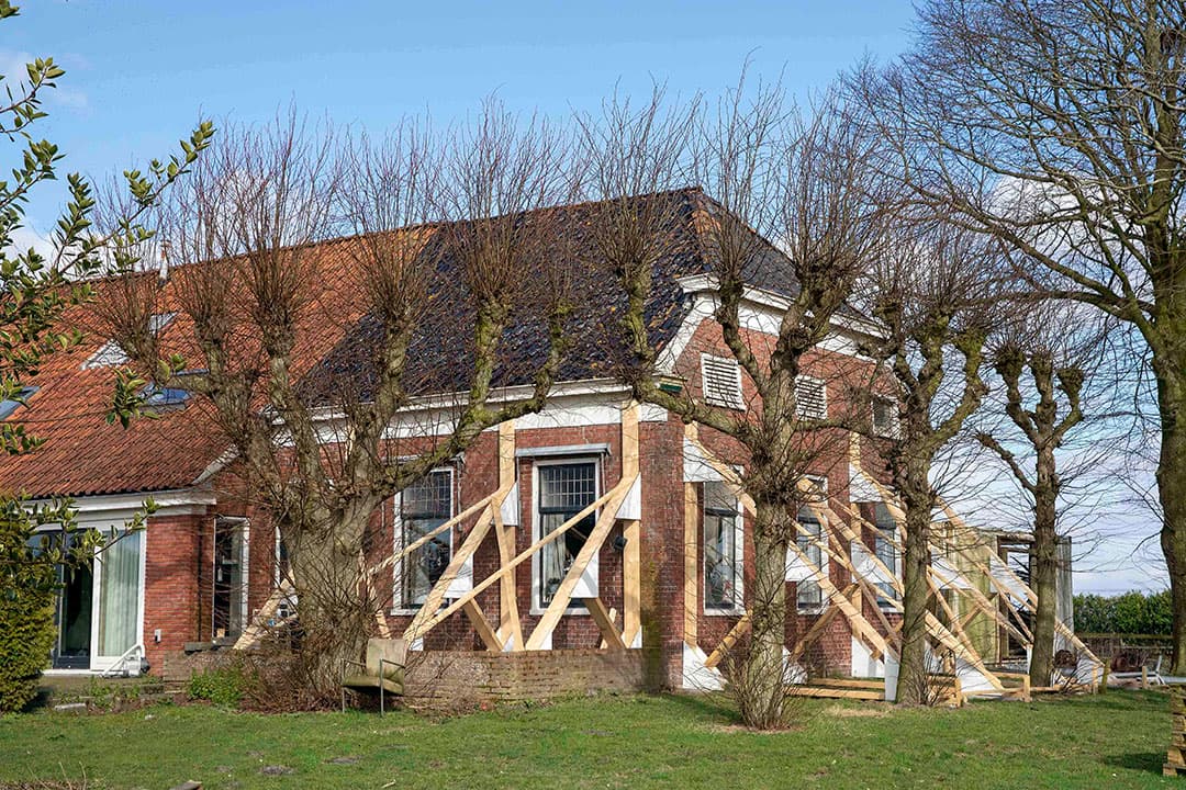 Een boerderij met aardbevingsschade in het Groningse Siddeburen. - Foto: Koos van der Spek