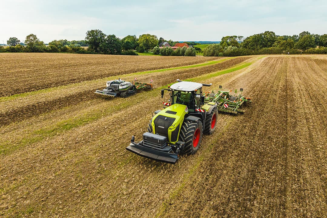 Steeds meer fabrikanten willen een graantje meepikken van de progressie van automatisering naar autonomie. Dat dat niet per se onbemand hoeft, zien we bij Amazone en Claas die samen met AgXeed en inmiddels ook Müthing een autonomiesamenwerking hebben opgezet. - Foto: Claas