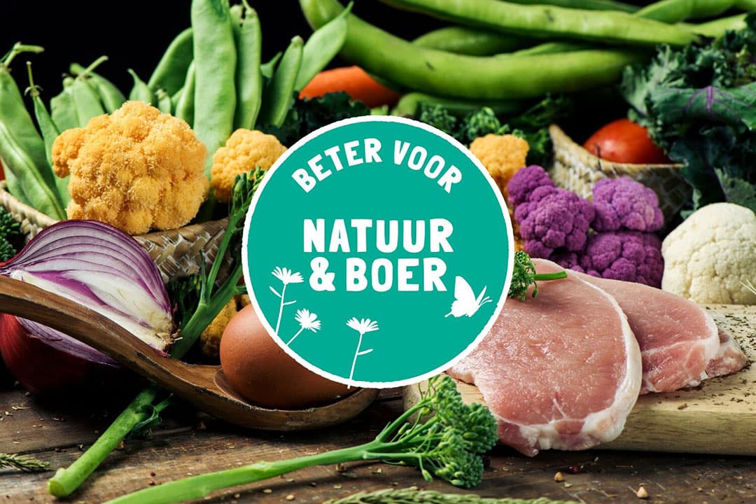 Door het oprichten van een onafhankelijke stichting, maken de bij de supermarktorganisatie CBL aangesloten supermarkten een volgende stap in het transformeren van het Albert Heijn-label naar een onafhankelijk keurmerk. - Foto: Canva en stichting Beter voor Natuur & Boer, beeldbewerking.