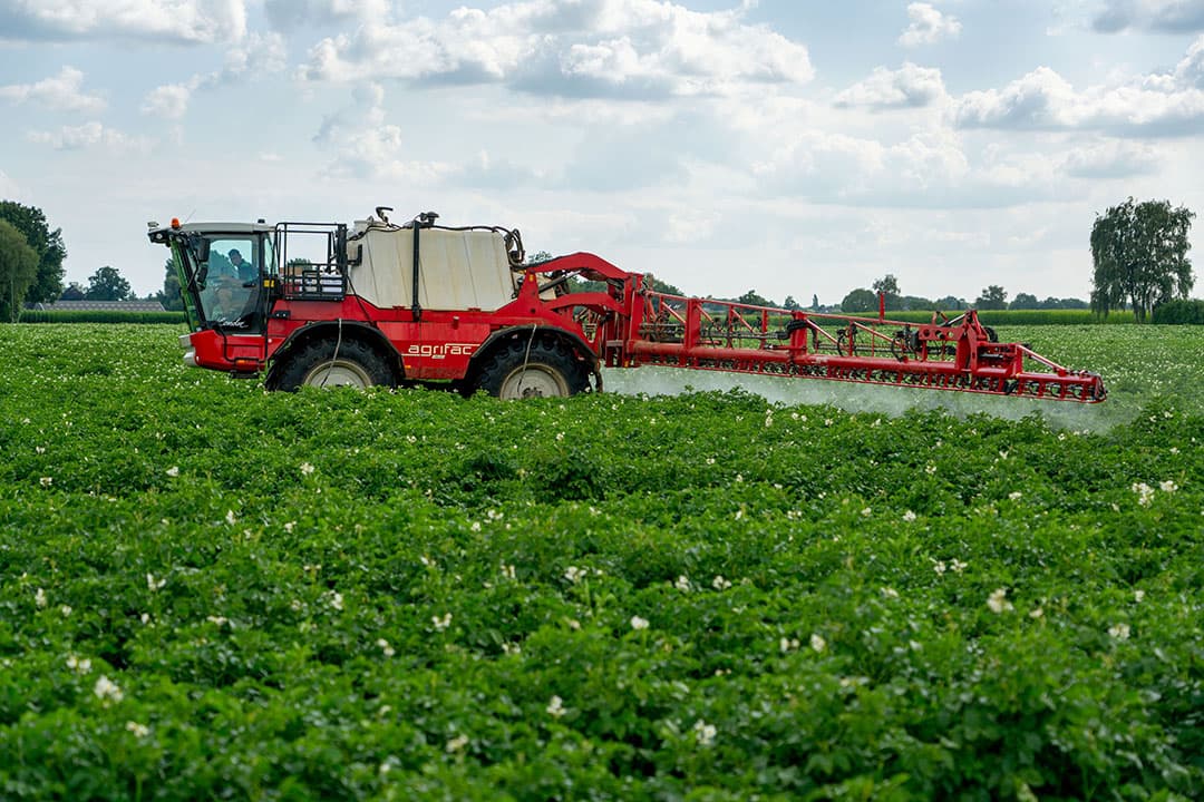 Rijd bij bespuiting een gesloten cabine (sluit ramen en deuren) en gebruik bij voorkeur een cabine met overdruksysteem en koolstoffilter. - Foto: Jan Willem Schouten