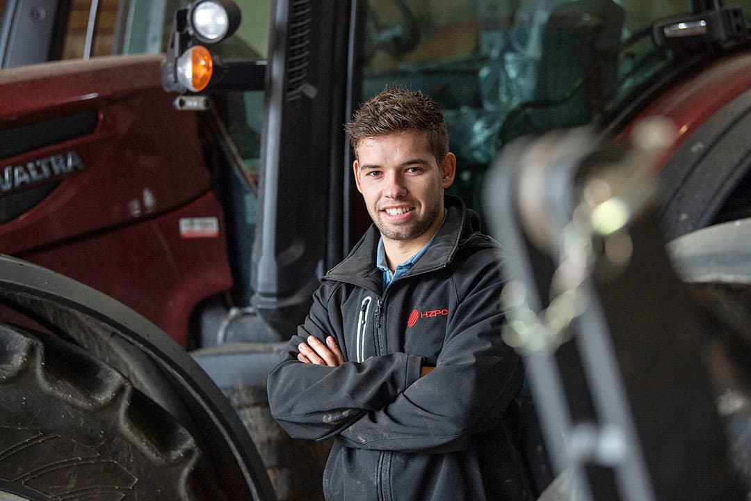 Cas van Tiggelen op zijn familieboerderij in Espel, voorbereid op het voortzetten van de landbouwtraditie met een frisse blik op de toekomst. - Foto's: Mark Pasveer