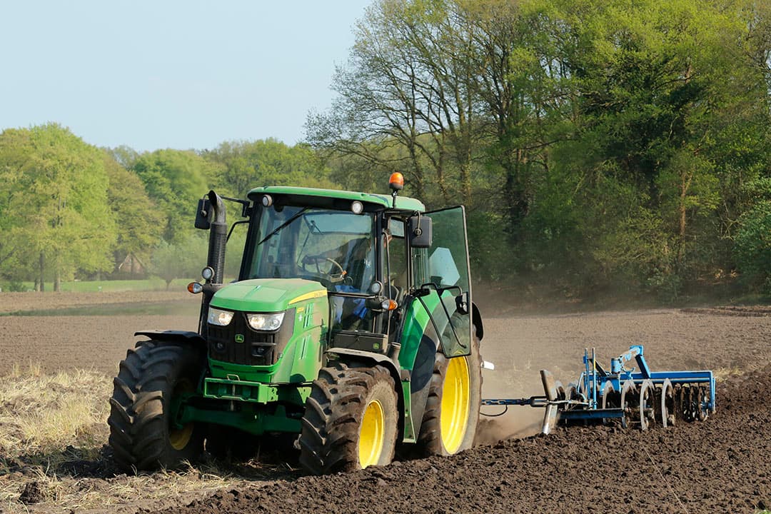 Frezen van met glyfosaat doodgespoten gras. - Foto: Henk Riswick