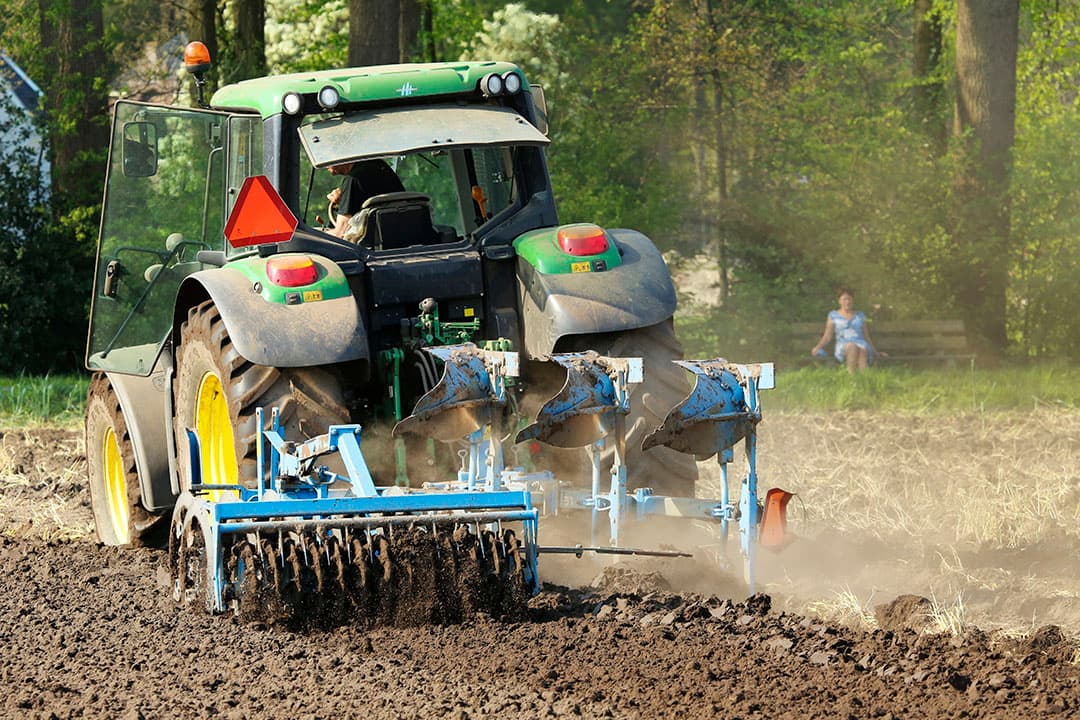 Frezen van de grond na doodspuiten gras met glyfosaat. - Foto: Henk Riswick