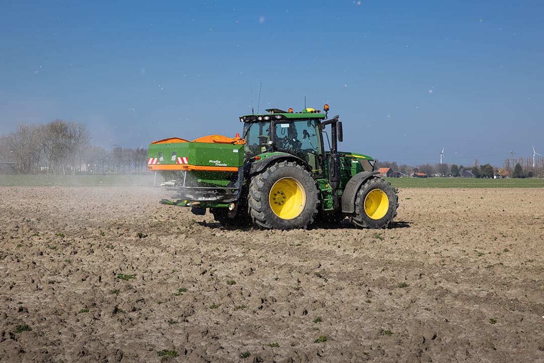 Kunstmeststrooien voor een uienteelt. ICL verwacht komend jaar een gerecyclede fosfaatmeststof op de markt te brengen die op tripelsuperfosfaat lijkt. - Foto: Peter Roek