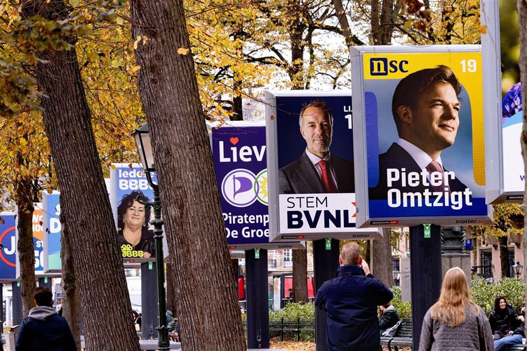 Verkiezingsposters sieren het straatbeeld. Bieden de beloftes van partijen antwoorden op de landbouwdilemma's? - Foto: ANP