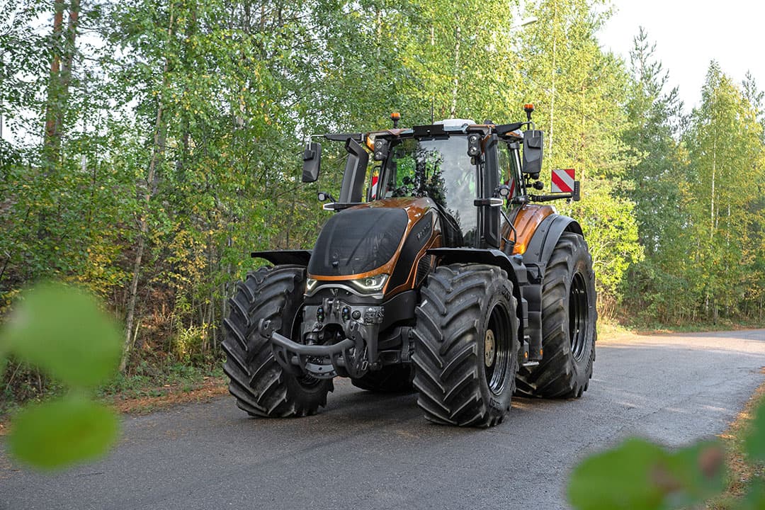 Valtra geeft de S-serie een update. Enkele hoogtepunten zijn de nieuwe cabine, maximaal 420 pk en een versterkte transmissie. De S-serie is vanaf nu weer een echte Fin: de productielijn bevindt zich namelijk weer in de Valtra-fabriek in het Finse Suolahti. Hier konden we als een van de weinigen een exclusieve proefrit maken met de vernieuwde S-serie. - Foto's: Jacco van Erkelens