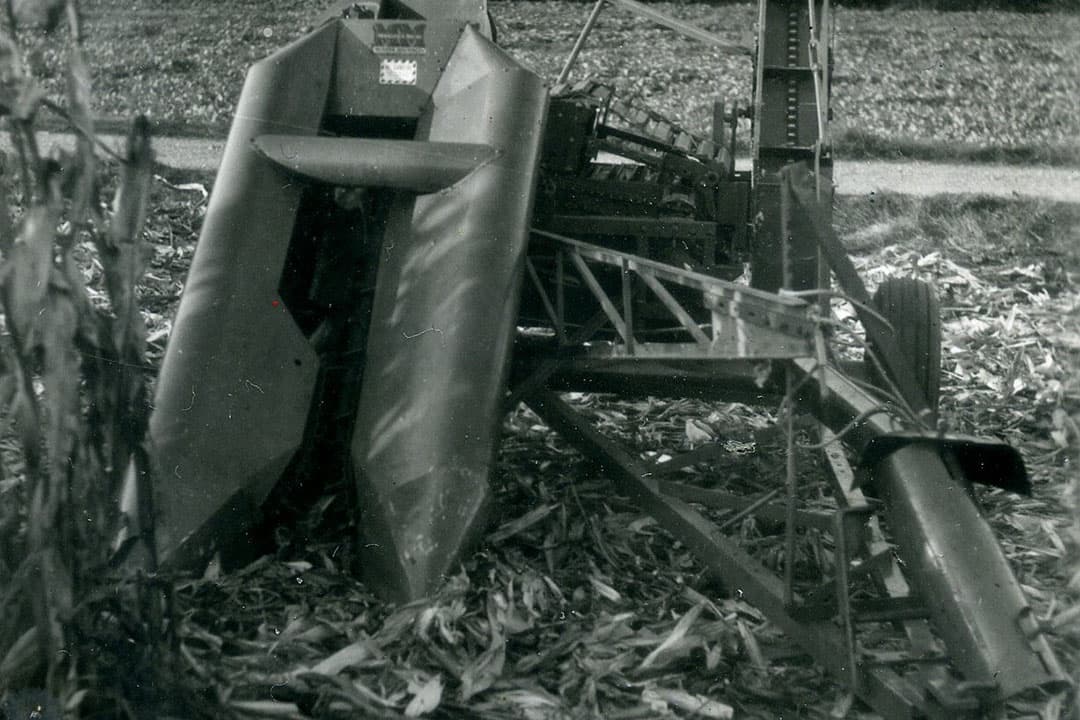 Deze machine plukte rij voor rij maisplanten. De kolf werd gepeld en zijwaarts in een meerijdende opvangbak gedeponeerd, de rest van de plant bleef achter op het land. Korrelmais was populair als kippen- en veevoer, maar pogingen om het zelf te telen, werden nooit een doorslaand succes. - Foto: Misset