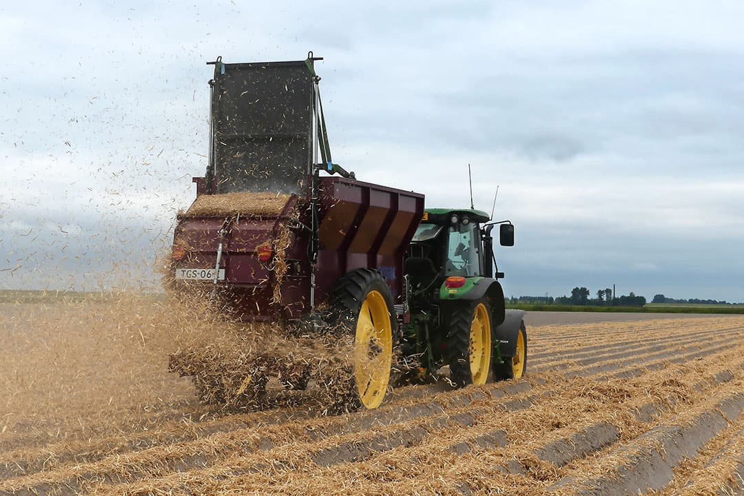 De strooier van Lemac is bedoeld als mest- en compoststrooier. Maar met een paar aanpassingen is hij ook geschikt om stro tussen de aardappelen te strooien. - Foto's: Martin Smit