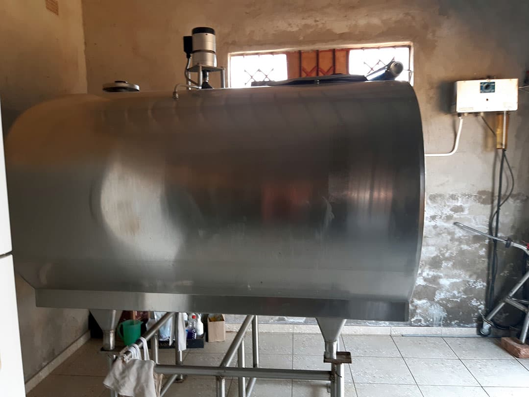Melkveehouders die een groter bedrijf runnen, beschikken over melkkoeltanks. Veel van deze tanks zijn tweedehands en komen oorspronkelijk uit Nederland. Ondanks de soms onbetrouwbare stroomvoorziening in het land, draagt de melkkoeltank bij aan een betere kwaliteit en houdbaarheid van de melk.